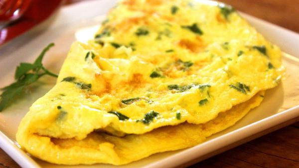 Espárragos verdes: recetas fáciles para cocinarlos perfectos y no aburrirte nunca - Tortilla jugosa de espárragos verdes y cebolla tierna