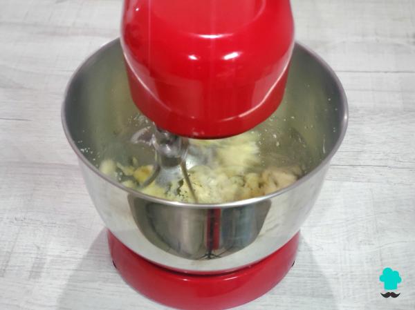 Receta de Bizcocho marmolado de yogur y chocolate: el postre fácil y esponjoso que parece sacado de una pastelería - Paso 1