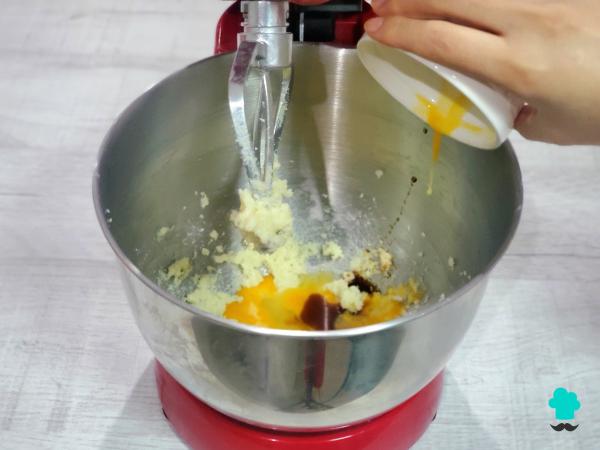 Receta de Bizcocho marmolado de yogur y chocolate: el postre fácil y esponjoso que parece sacado de una pastelería - Paso 2