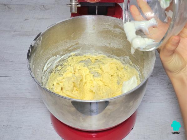 Receta de Bizcocho marmolado de yogur y chocolate: el postre fácil y esponjoso que parece sacado de una pastelería - Paso 3