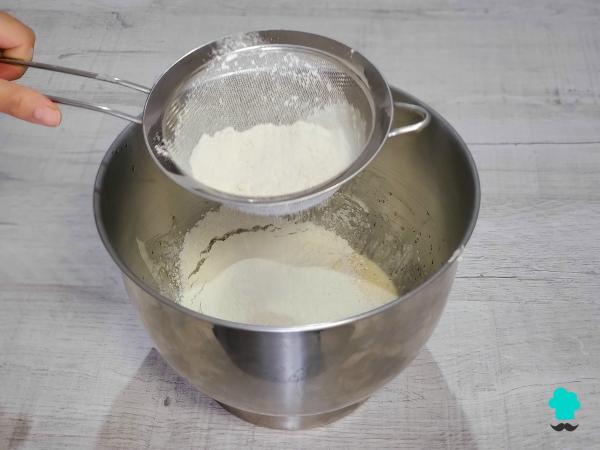 Receta de Bizcocho marmolado de yogur y chocolate: el postre fácil y esponjoso que parece sacado de una pastelería - Paso 4