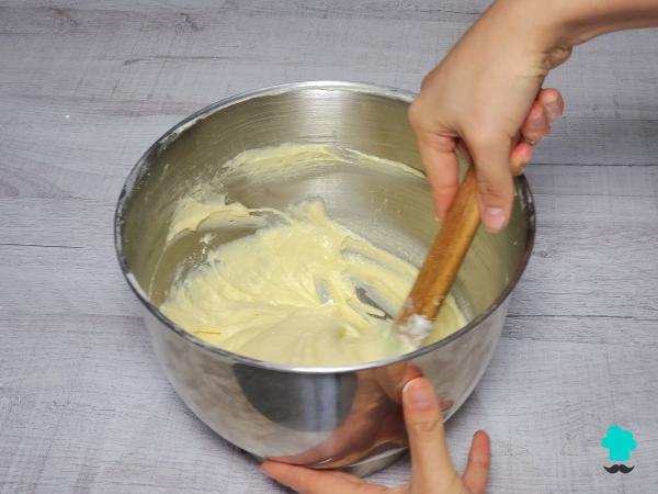 Receta de Bizcocho marmolado de yogur y chocolate: el postre fácil y esponjoso que parece sacado de una pastelería - Paso 5
