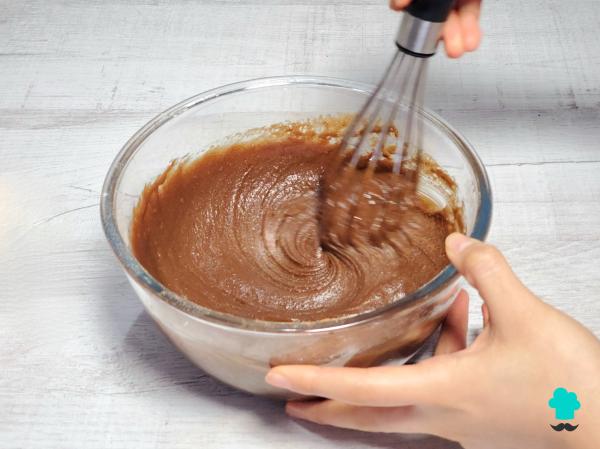 Receta de Bizcocho marmolado de yogur y chocolate: el postre fácil y esponjoso que parece sacado de una pastelería - Paso 6