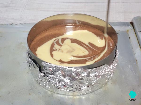 Receta de Bizcocho marmolado de yogur y chocolate: el postre fácil y esponjoso que parece sacado de una pastelería - Paso 8