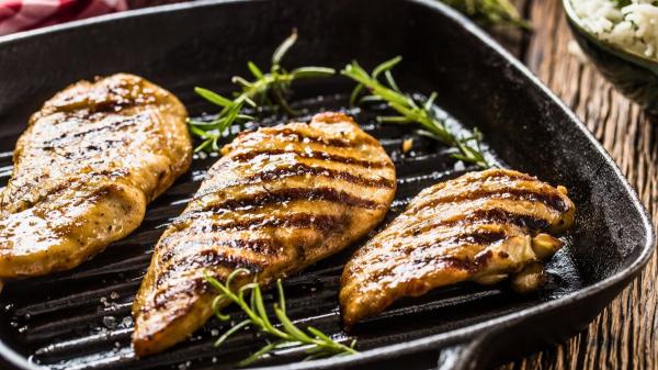 Marta Verona, chef: “Las pechugas de pollo más rápidas y sabrosas se hacen en salsa con 250 g de champiñones y 1 cebolla” - El secreto está en aprovechar el sabor que deja el pollo