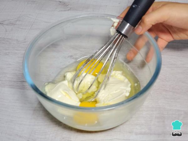 Receta de Tarta de yogur griego 4 ingredientes preparación 1 minuto - Paso 1
