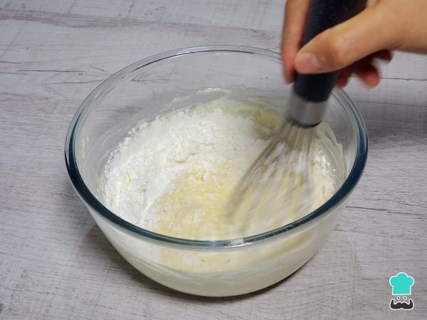 Receta de Tarta de yogur griego 4 ingredientes preparación 1 minuto - Paso 3
