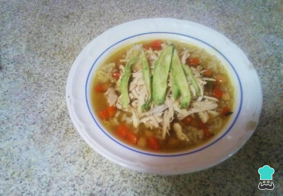 Caldo tlalpeño de pollo