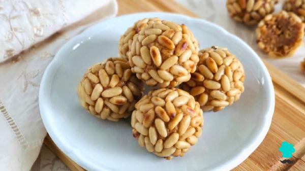 Receta de Panellets de boniato y piñones: cómo hacerlos en casa para que queden tiernos por dentro