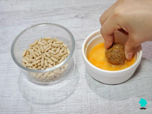 Receta de Panellets de boniato y piñones: cómo hacerlos en casa para que queden tiernos por dentro - Paso 5