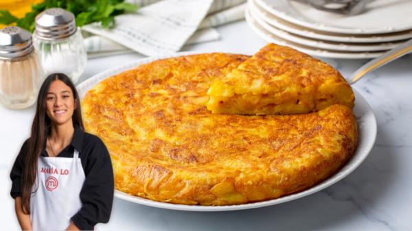 El secreto de María Lo, cocinera, para que la tortilla de patatas quede realmente jugosa: "Hay que dejar reposar la patata en el huevo batido hasta que se rehidrate de nuevo"