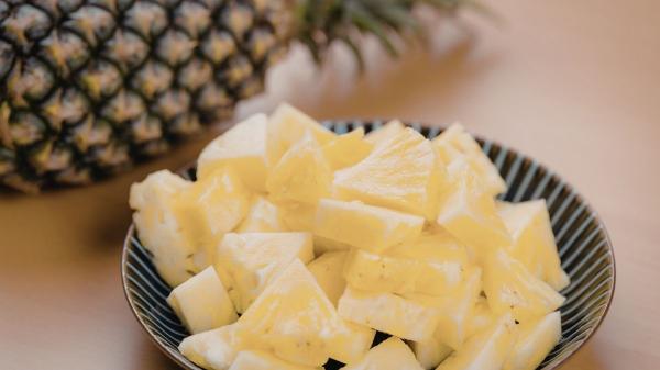 El curioso motivo por el que comer piña quita las ganas de dulce: el médico José Manuel Felices explica que, literalmente, “te rompe un poco la lengua” - Cómo incluir la piña en la dieta diaria (y frenar los antojos)