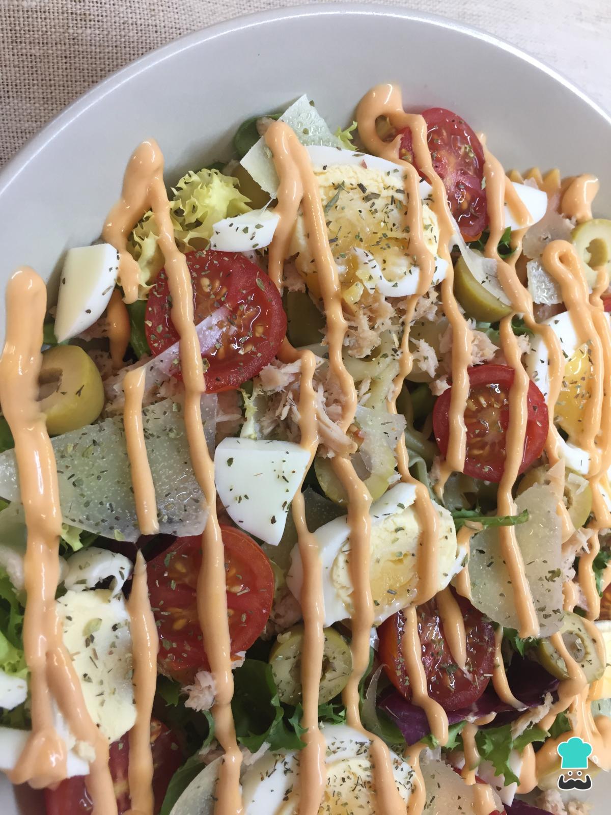 Receta de Ensalada de pasta con salsa rosa y lechuga