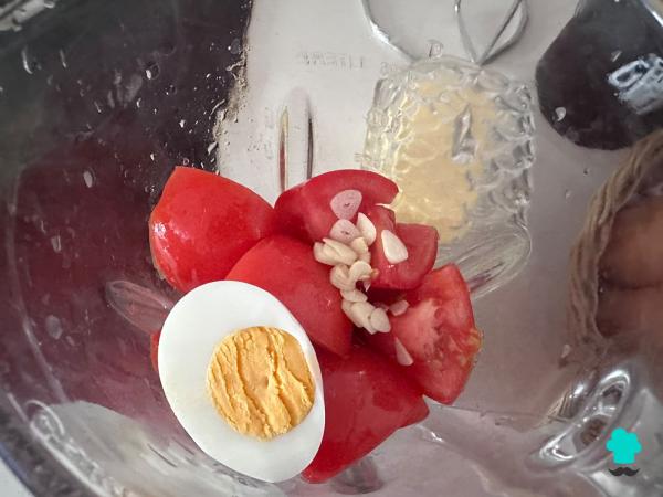 Receta de Salmorejo sin pan con huevo duro: la versión más ligera, cremosa y rica en proteínas - Paso 5