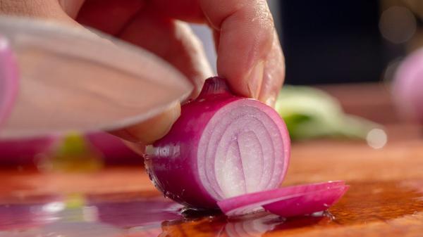 Cebolla blanca, morada o amarilla: cuál es la diferencia y cuál conviene usar en cada receta - Cebolla morada: la mejor aliada de ensaladas y encurtidos