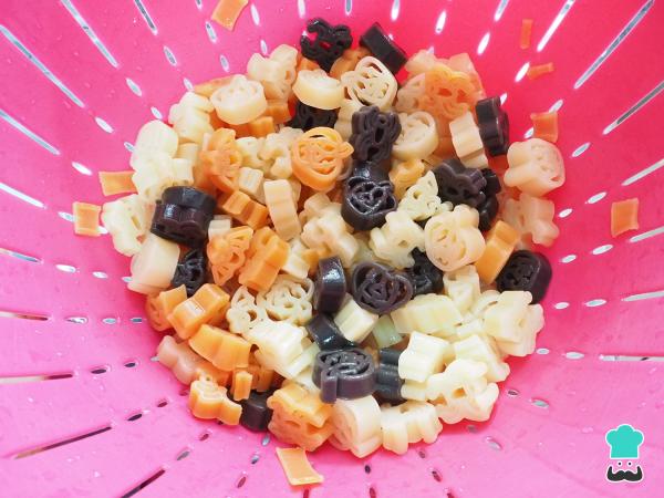 Receta de Pasta al horno con tomate y queso - Especial Halloween - Paso 1