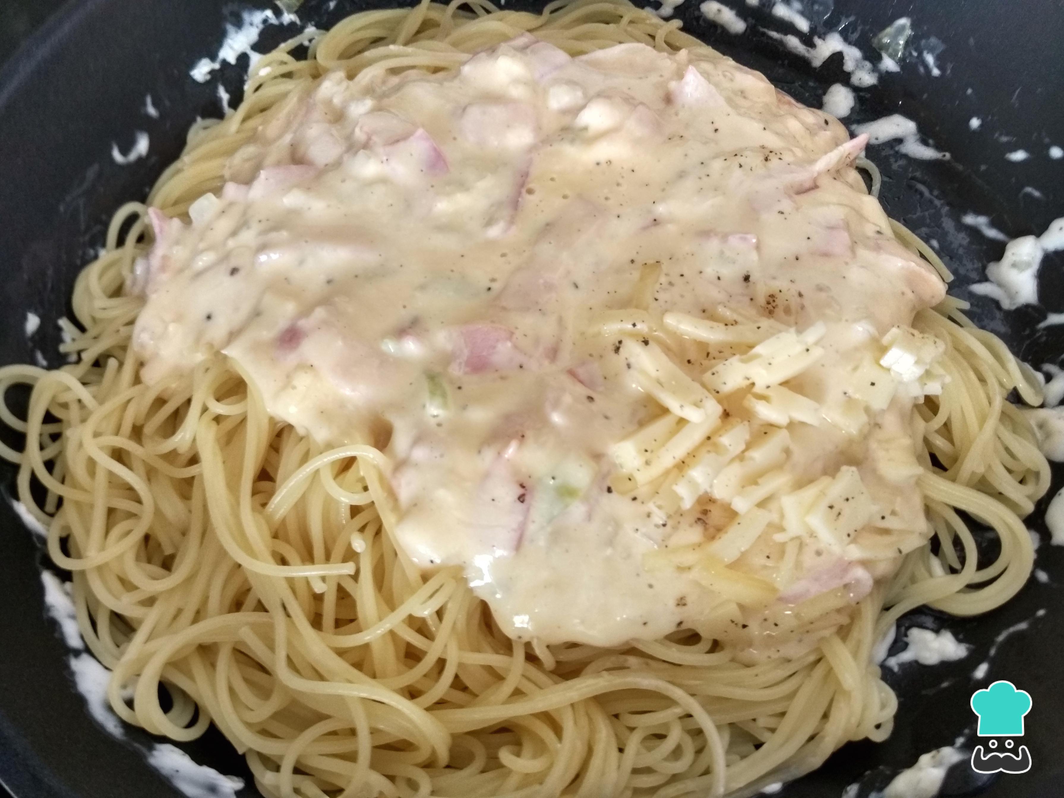 Espaguetis a la carbonara con huevo y nata