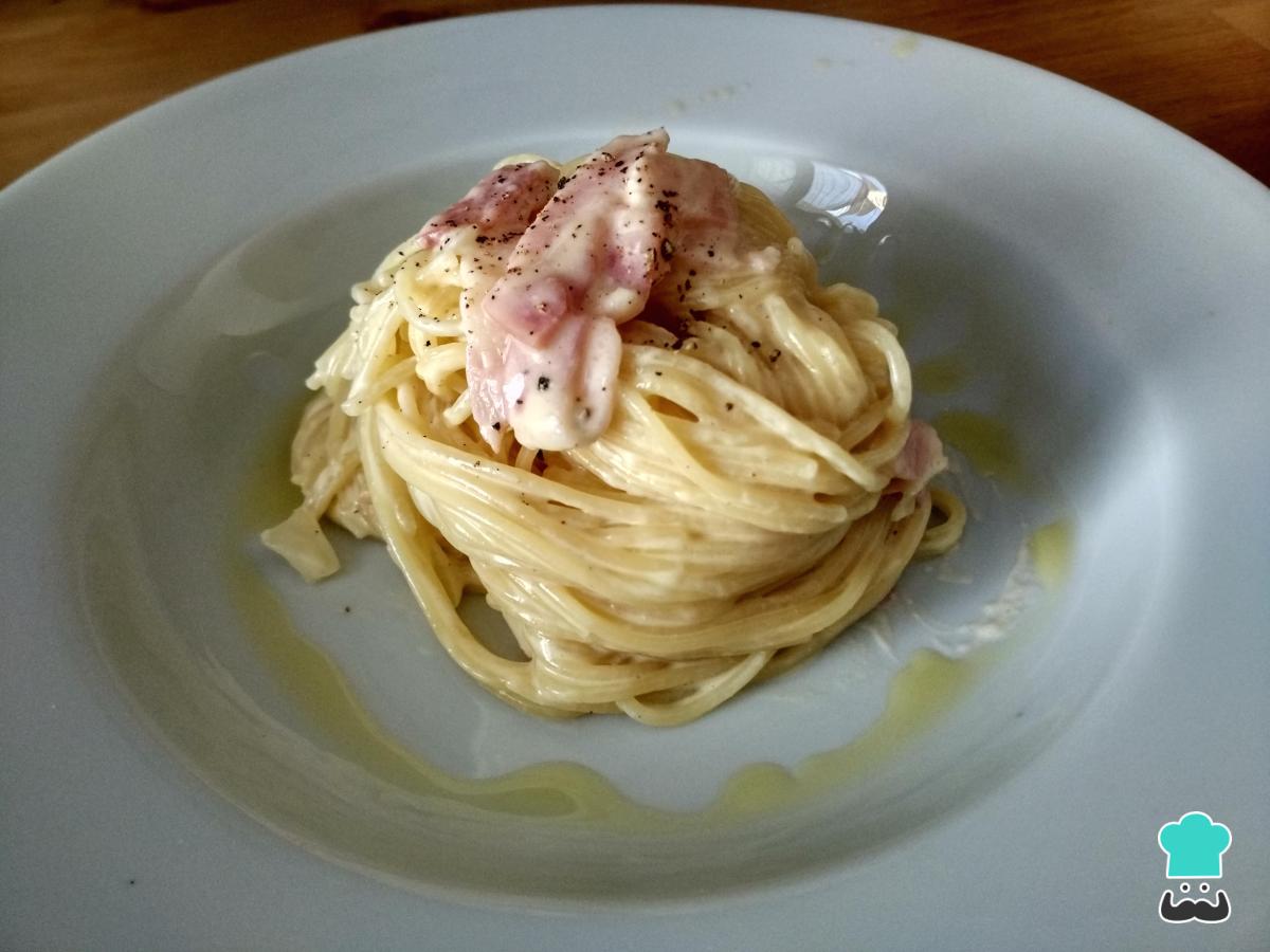 Receta de Espaguetis carbonara con nata y bacon