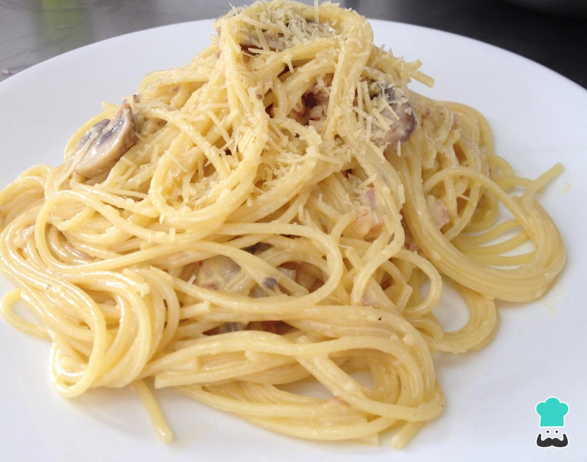 Receta de Espaguetis a la carbonara con champiñones