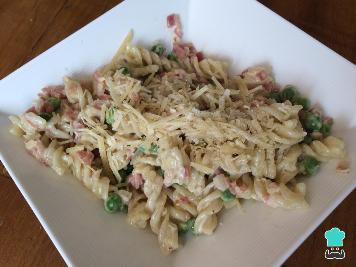 Receta de Pasta con guisantes y bacon
