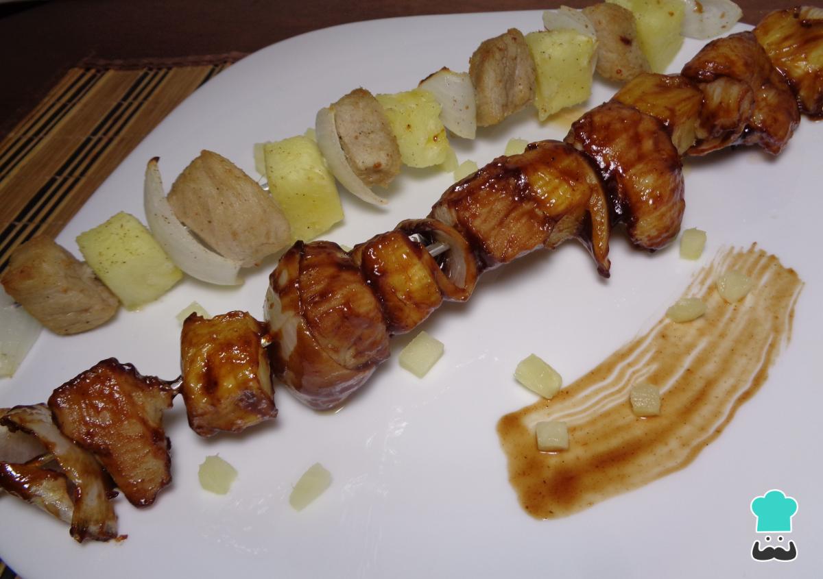 Receta de Brochetas de carne de cerdo con piña al horno