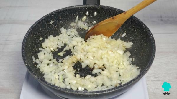 Receta de Pastel de calabacín al horno con queso gratinado: cremoso y con un toque crujiente irresistible - Paso 3