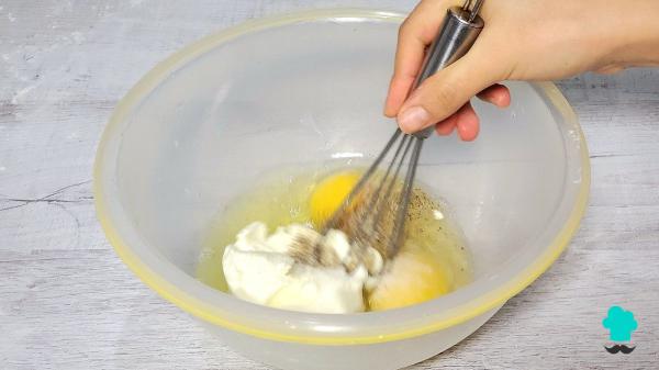 Receta de Pastel de calabacín al horno con queso gratinado: cremoso y con un toque crujiente irresistible - Paso 4