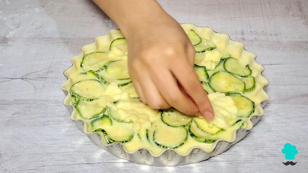 Receta de Pastel de calabacín al horno con queso gratinado: cremoso y con un toque crujiente irresistible - Paso 7