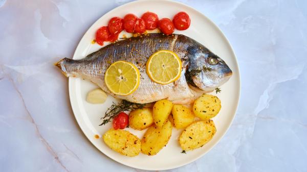 Hermanos Torres, chefs: “Si quieres que la dorada al horno te quede como mantequilla, ponla con la carne hacia abajo y cúbrela con hierbas provenzales, panko y ralladura de limón” - Cómo preparar la dorada con patata, encurtidos y pan crujiente