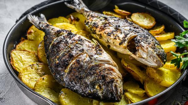 Hermanos Torres, chefs: “Si quieres que la dorada al horno te quede como mantequilla, ponla con la carne hacia abajo y cúbrela con hierbas provenzales, panko y ralladura de limón” - La receta de dorada de dos chefs con tres estrellas Michelin