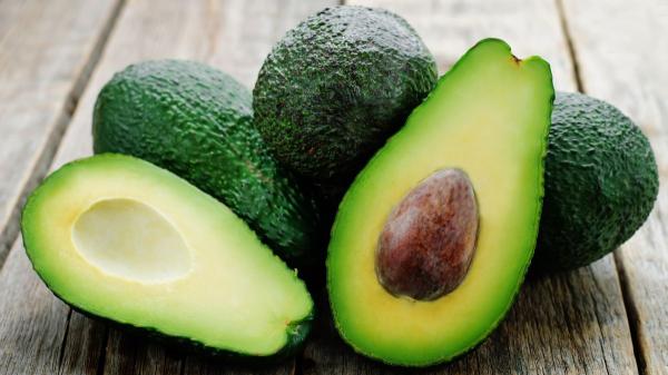 Raúl Cardaba, frutero: “Para saber si un aguacate está negro por dentro, no te fijes en el color, sino en si la piel se separa de la pulpa al tocarlo” - No te fijes solo en el color: así puedes elegir un aguacate maduro