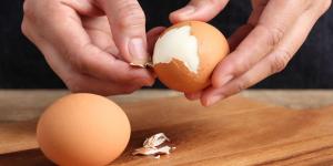 ¿Por qué algunos huevos no se pelan bien? El truco que siempre funciona para que la cáscara salga sola
