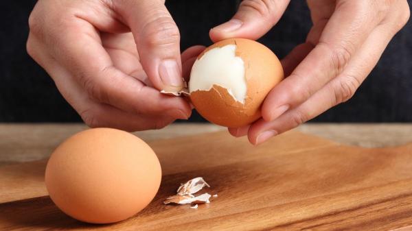 ¿Por qué algunos huevos no se pelan bien? El truco que siempre funciona para que la cáscara salga sola