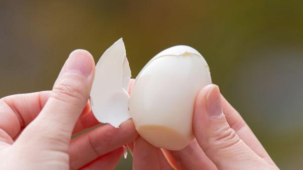 ¿Por qué algunos huevos no se pelan bien? El truco que siempre funciona para que la cáscara salga sola - Qué hacer si aun así cuesta pelarlos: el truco infalible