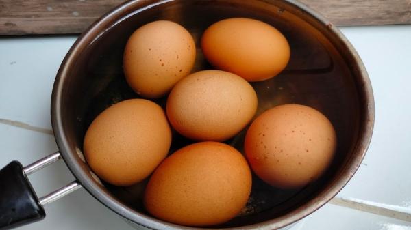 ¿Por qué algunos huevos no se pelan bien? El truco que siempre funciona para que la cáscara salga sola - Una cocción excesiva del huevo