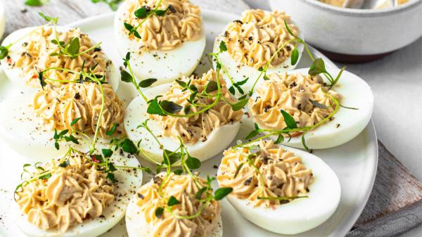 7 ideas de huevos rellenos para el verano: frescas, fáciles y perfectas para compartir - Huevos rellenos de atún, el clásico que nunca falla