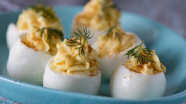7 ideas de huevos rellenos para el verano: frescas, fáciles y perfectas para compartir - Huevos rellenos de bacalao, una propuesta diferente para disfrutar de un clásico renovado