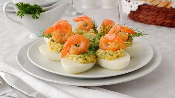 7 ideas de huevos rellenos para el verano: frescas, fáciles y perfectas para compartir - Huevos rellenos de gambas, una opción ligera y deliciosa para sorprender a tus invitados