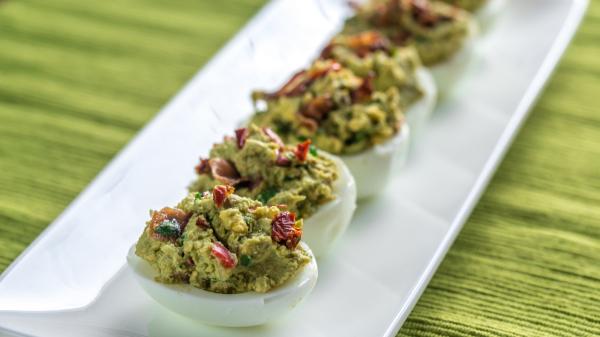 7 ideas de huevos rellenos para el verano: frescas, fáciles y perfectas para compartir - Huevos rellenos de guacamole, cremosos y perfectos para los días de calor