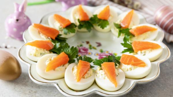 7 ideas de huevos rellenos para el verano: frescas, fáciles y perfectas para compartir - Huevos rellenos de salmón ahumado y queso crema para un entrante fresco y elegante