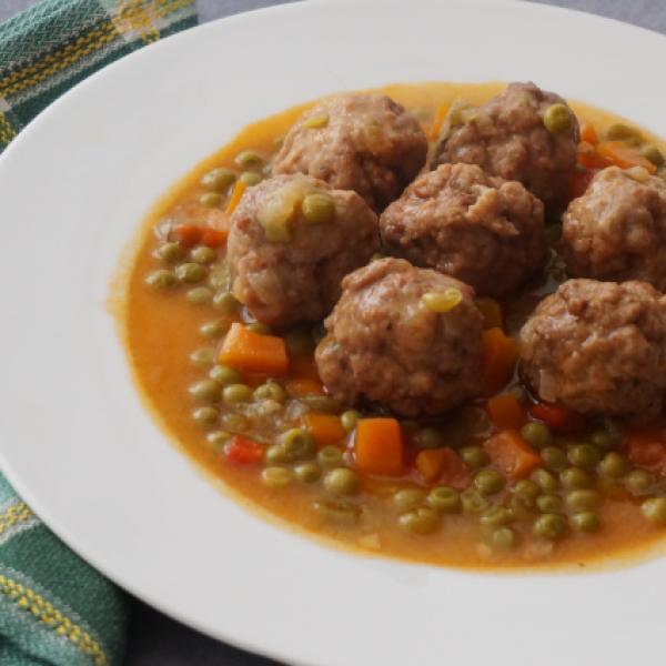 Albóndigas a la jardinera - Receta FÁCIL