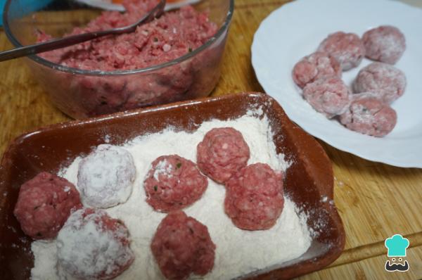 Receta de Albóndigas en salsa jardinera - Paso 3