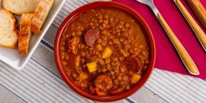 De plato humilde a receta de chef: cómo preparan las lentejas los cocineros españoles más famosos