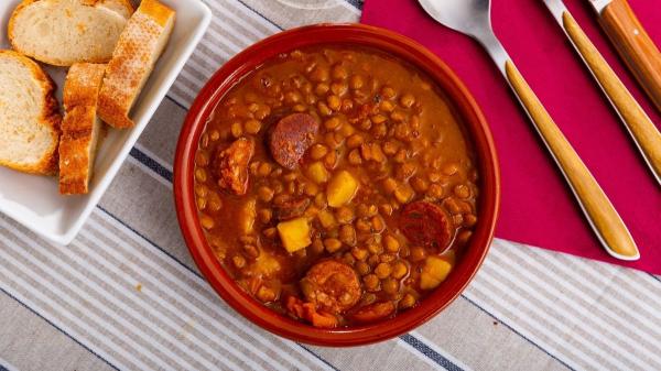De plato humilde a receta de chef: cómo preparan las lentejas los cocineros españoles más famosos