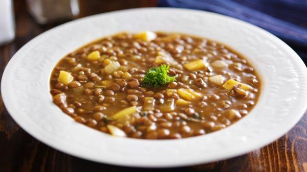 De plato humilde a receta de chef: cómo preparan las lentejas los cocineros españoles más famosos - El puré de verduras que usa José Andrés para dar más cuerpo a las lentejas