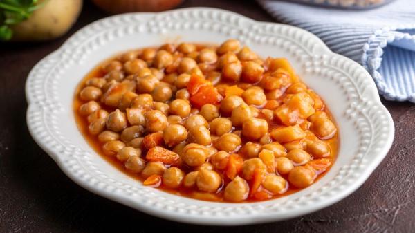 Loli Domínguez, cocinera: “Los garbanzos al estilo turco más sabrosos se hacen con 200 g de tomate frito casero, comino y pimentón dulce” - Garbanzos al estilo turco: una receta de inspiración mediterránea