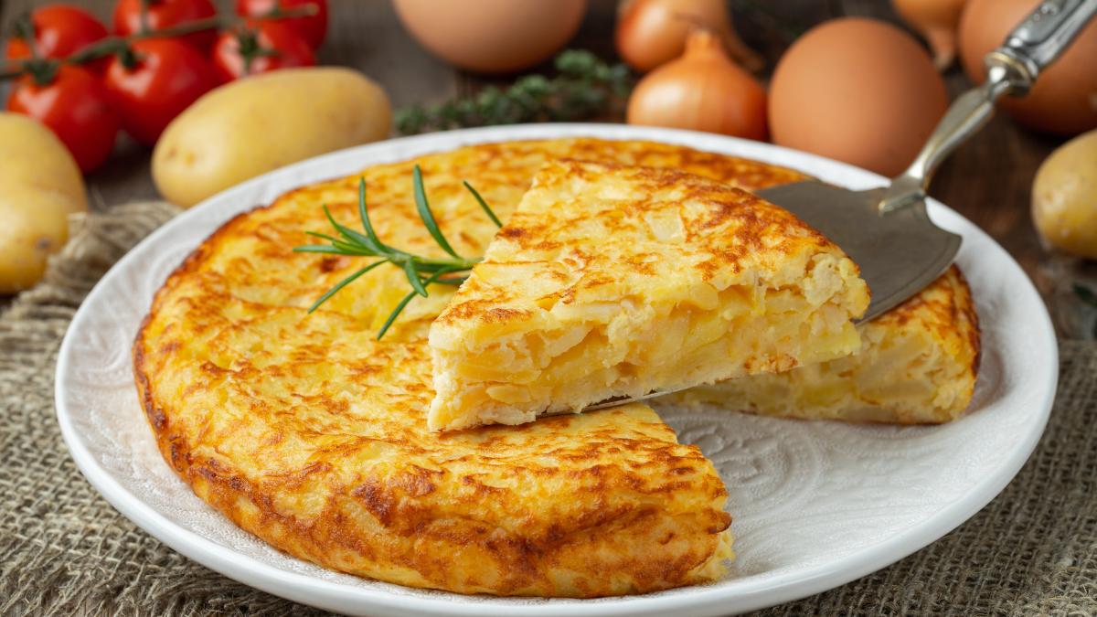 David Geli, experto en tortilla de patatas: “Para que la tortilla quede más cremosa hay que usar una cuchara para batir los huevos, con un tenedor entra aire”