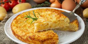 David Geli, experto en tortilla de patatas: “Para que la tortilla quede más cremosa hay que usar una cuchara para batir los huevos, con un tenedor entra aire”