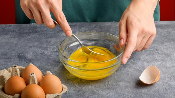 David Geli, experto en tortilla de patatas: “Para que la tortilla quede más cremosa hay que usar una cuchara para batir los huevos, con un tenedor entra aire” - Las ventajas de batir los huevos con la cuchara, según el cocinero David Geli 
