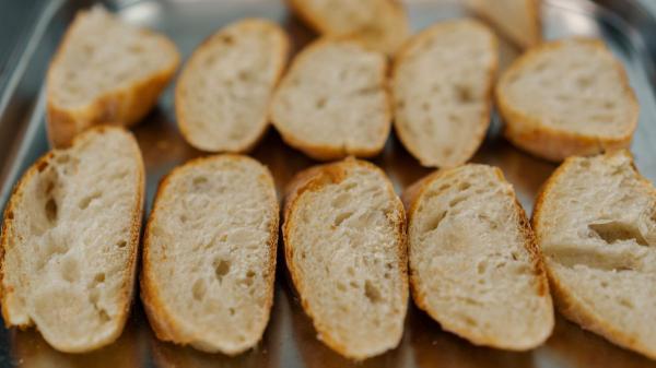 Los panaderos coinciden: “Si el pan está duro, mójalo dos segundos y mételo en el horno a 150 ºC durante 10 minutos” - El secreto de los expertos: agua y horno para recuperar el pan